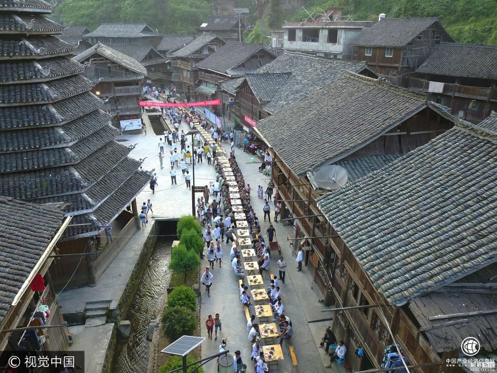 貴州從江擺侗族長(zhǎng)桌宴 共慶建軍90周年