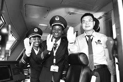 圖為首發(fā)列車的肯尼亞司機(jī)和中方指導(dǎo)司機(jī)。新華社發(fā)