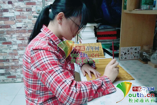 最文藝家書！大學生寫作業(yè)用小篆在竹簡上謄抄《孝經(jīng)》