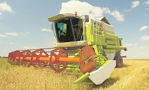 先進(jìn)適用農(nóng)機(jī)裝備為“三夏”麥?zhǔn)毡ｑ{護(hù)航
