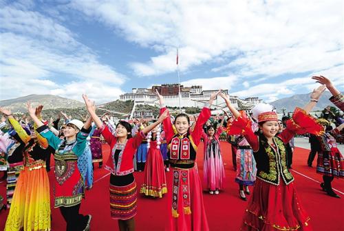 “日子越過(guò)越幸?！薄鞑卮頍嶙h民生改善