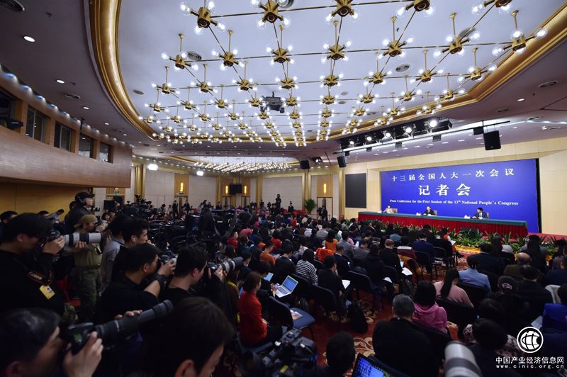 環(huán)保部部長(zhǎng)李干杰回應(yīng)污染防治攻堅(jiān)戰(zhàn)熱點(diǎn)問(wèn)題