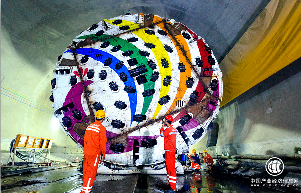 我國(guó)自主研制的“彩云號(hào)”硬巖掘進(jìn)機(jī)成功應(yīng)用