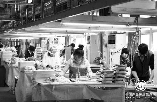 發(fā)展紡織服裝加工工業(yè)到農(nóng)村，幫助農(nóng)牧民實現(xiàn)就業(yè)和增收