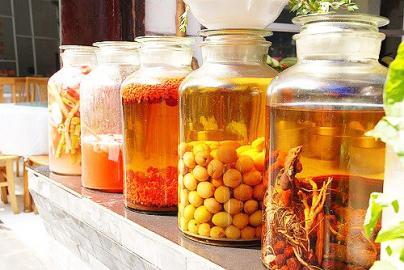 自泡藥酒銷售亂象如何規(guī)范？各種藥酒食品安全如何保障？