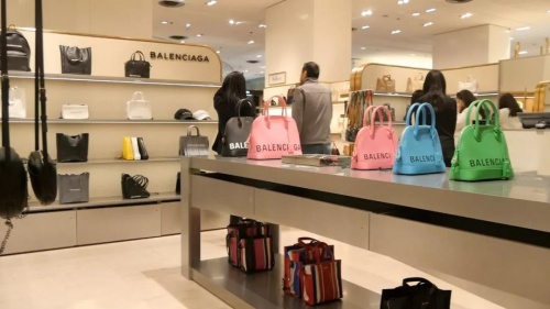 禁給中國人提供飲料？揭法國奢侈品行業(yè)“潛規(guī)則”