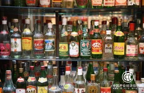 白酒淡季里還在漲價(jià) 酒企上半年業(yè)績?cè)鏊袤@人