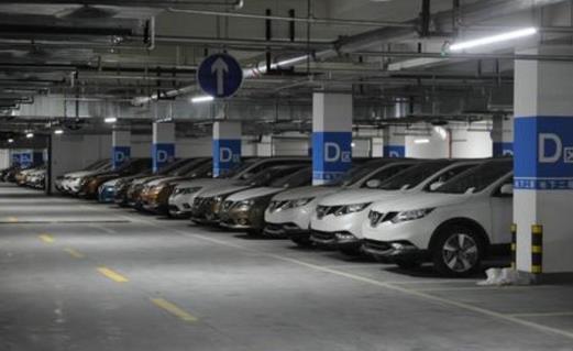 西站“高價(jià)”停車場設(shè)最高封頂價(jià)：停車一天360元