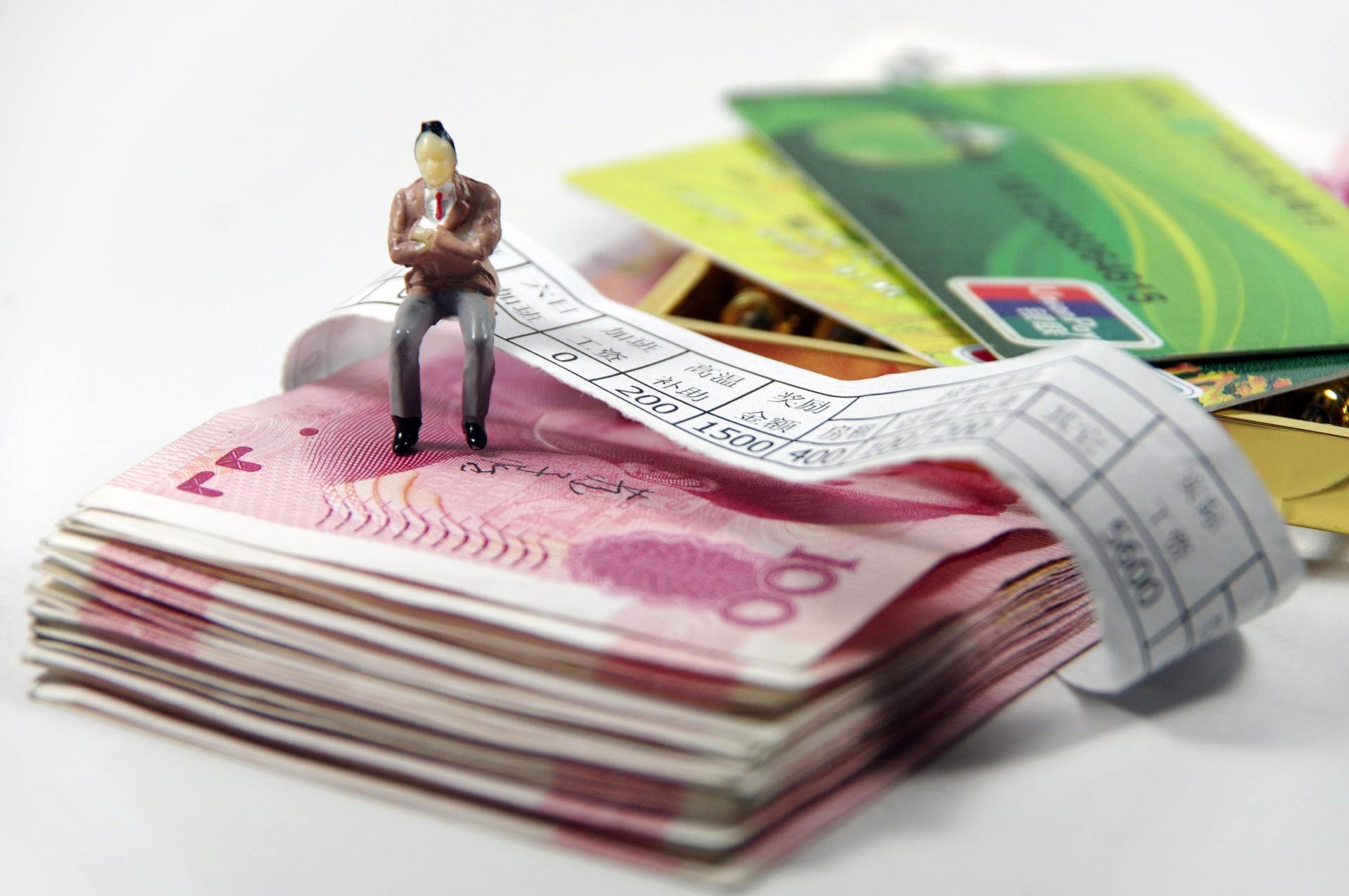 人民日?qǐng)?bào)五問(wèn)個(gè)稅改革 5000元的起征點(diǎn)是否合適？