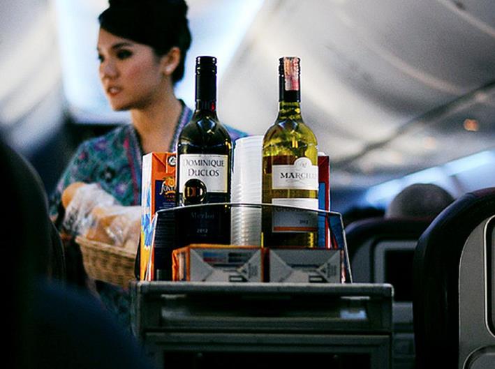 航空公司取消免費餐 以后坐飛機真要帶泡面了？