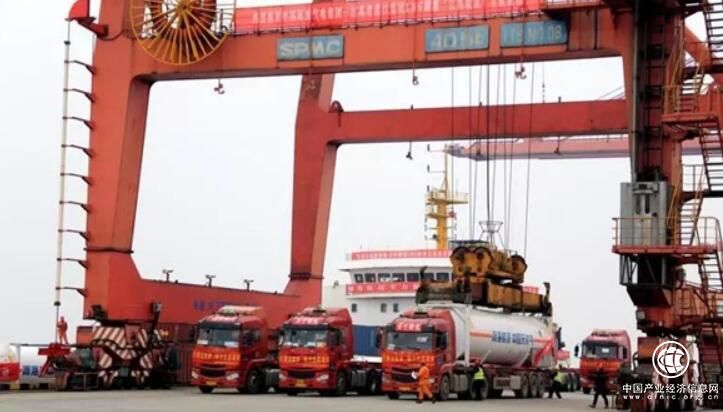 國內(nèi)首次實現(xiàn)液化天然氣罐式集裝箱江海聯(lián)運