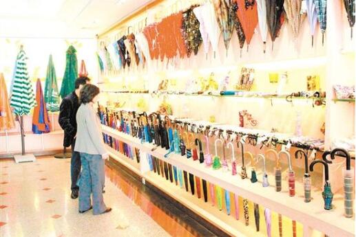 材料工藝雙升級(jí) 一把傘與一個(gè)雞蛋重量相當(dāng)　傘業(yè)勁刮“減重風(fēng)”