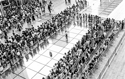 網(wǎng)紅店排隊 有托兒還是真火？