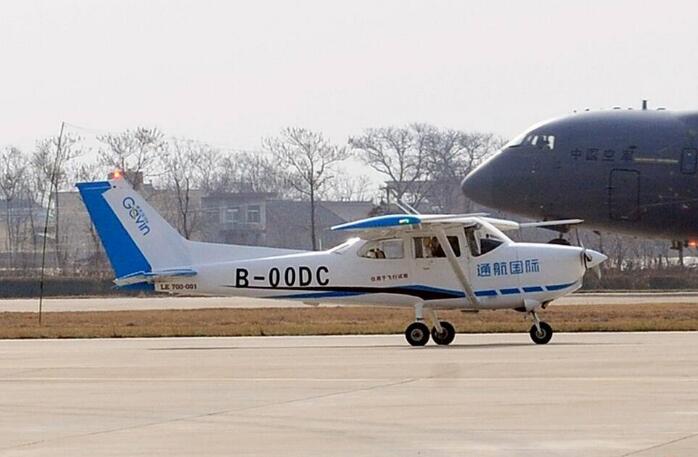 國產(chǎn)輕型多用途通航飛機(jī)“小鷹”700成功首飛