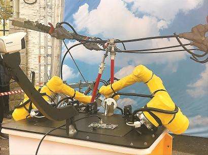 國(guó)內(nèi)首套電網(wǎng)不停電機(jī)器人亮相