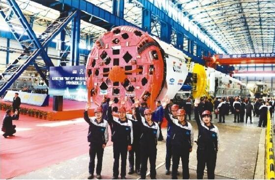 國內(nèi)首臺(tái)煤礦巖巷全斷面掘進(jìn)機(jī)下線