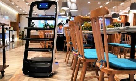 顛覆、創(chuàng)造、引領(lǐng)、改變……媒體如何評(píng)價(jià)中國(guó)送餐機(jī)器人產(chǎn)業(yè)