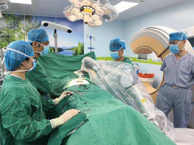 甘肅首臺骨科機器人手術(shù)實施 “中國造”助手精準(zhǔn)至0.8毫米