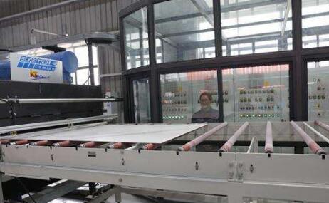 告別國(guó)外進(jìn)口 我國(guó)首條3mm超薄巖板生產(chǎn)線(xiàn)在鄂投產(chǎn)