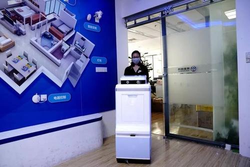 無(wú)人機(jī)喊話(huà)，機(jī)器人測(cè)體溫……期待更多“黑科技”加入戰(zhàn)“疫”