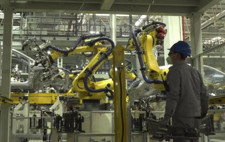 “機(jī)器換人”顯優(yōu)勢(shì)，現(xiàn)場(chǎng)打探新能源汽車(chē)制造工廠如何復(fù)工