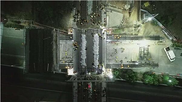 國(guó)內(nèi)首次雙線鐵路曲線段換梁順利完成