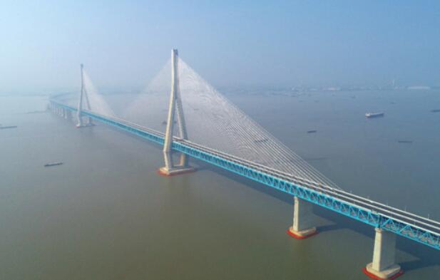 中國中鐵設(shè)計承建的世界首座跨度超千米的公鐵兩用斜拉橋通車運(yùn)營