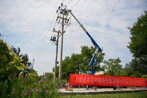 人工智能配網(wǎng)帶電作業(yè)機器人系列產(chǎn)品投入使用