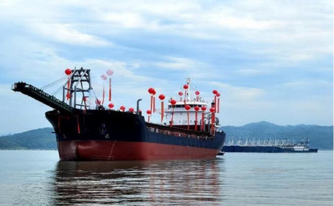 首艘搭載國產(chǎn)高速動力萬噸級工程船試航