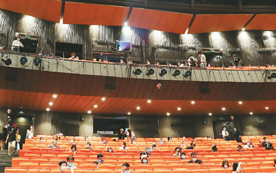 電影的制作、發(fā)行和盈利模式在改變 影視業(yè)“觸網(wǎng)”跑出加速度