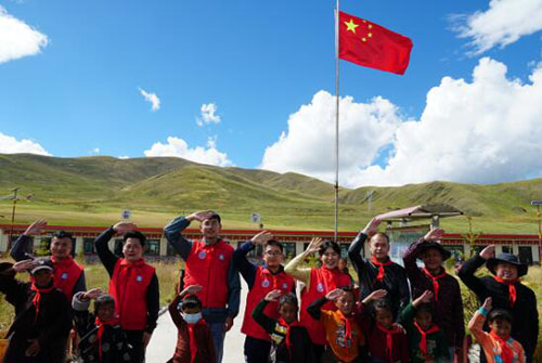 中建三局志愿者陪同海拔4227米上的藏族小學(xué)生一起開(kāi)學(xué)