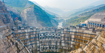 白鶴灘水電站右岸首臺百萬千瓦機組轉(zhuǎn)子成功吊裝