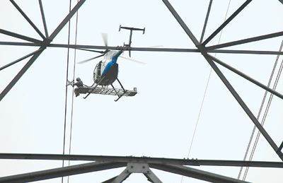 我國750千伏超高壓輸電線路直升機(jī)帶電作業(yè)成功開展