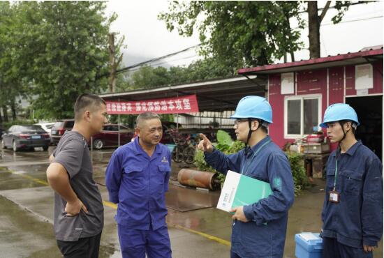 國(guó)網(wǎng)杭州市富陽區(qū)供電公司：驚險(xiǎn)一瞬，冒雨搶修云水灣