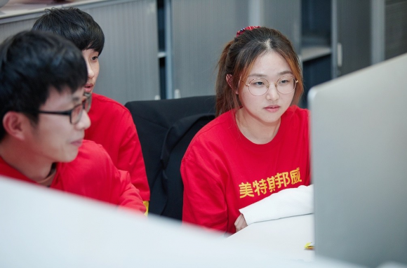 周成建現(xiàn)場助力，致敬美邦服飾12年的雙十一