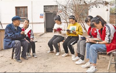 75歲農(nóng)民張傳黨自辦家庭書(shū)屋48年 有書(shū)讀，是一種幸福