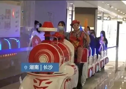 醫(yī)院請孩子坐小火車排隊看?。合Ｍ麄儾缓ε箩t(yī)院