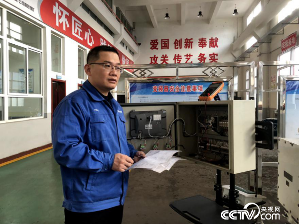 【中國夢·大國工匠篇】王斌?。簭男‰姽さ酱蠊そ车摹皺C電神醫(yī)”