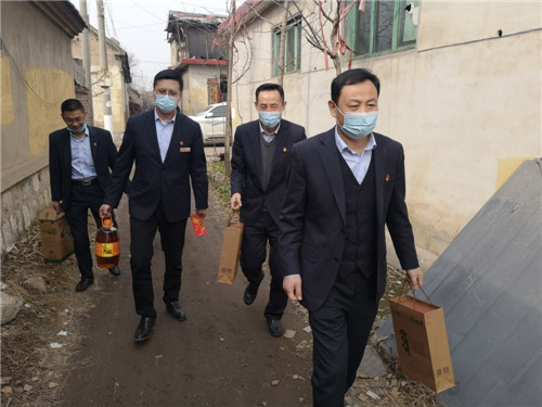 日照銀行臨沂分行黨委：走訪困難老黨員，濃濃溫情暖人心