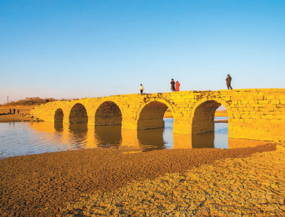 適合親子出游、拍照打卡，滿足消費(fèi)者求新求異心理——網(wǎng)紅打卡地如何長“紅”？