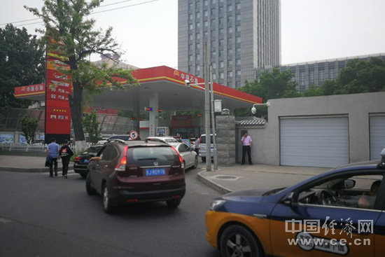 國內油價現(xiàn)“八連漲” 加一箱油多花約10元