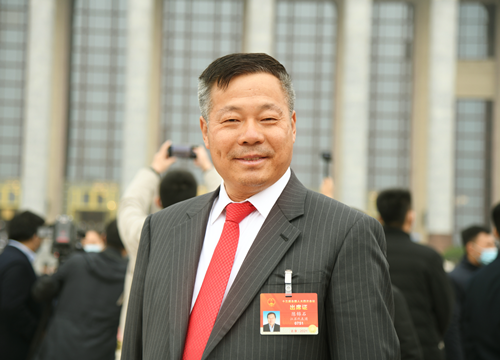 大力推行預(yù)制裝配式建筑，以工業(yè)化推動建筑發(fā)展