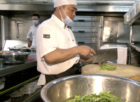 亞洲超級(jí)大盤花果園有家餐廳提供免費(fèi)午餐,為環(huán)衛(wèi)工人送去近3200份