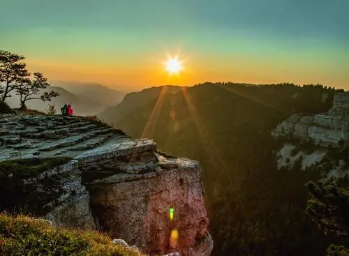 歷經(jīng)疫情的旅游業(yè)，復(fù)蘇勢(shì)頭正勁