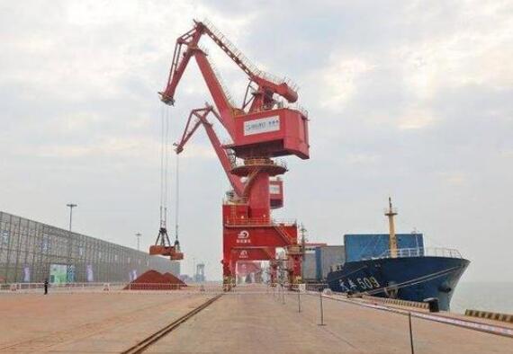 山東港口自主研發(fā)的全球首臺自動化門機投用