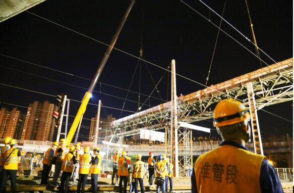 中國(guó)中鐵電氣化局運(yùn)管公司淄博維管段順利配合完成膠濟(jì)客專上跨熱力管道拆除一級(jí)施工