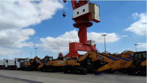 出海！140臺高端工程機械裝備從上海南港運往印尼雅加達