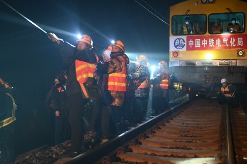 國(guó)內(nèi)第一條客運(yùn)專(zhuān)線接觸網(wǎng)改造首戰(zhàn)告捷