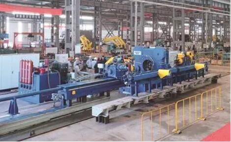 國內(nèi)首臺套四錘頭徑向鍛機(jī)下線