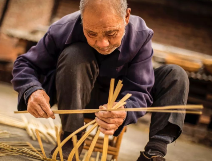 非遺產(chǎn)品走進(jìn)商圈 老伯阿婆現(xiàn)做現(xiàn)售